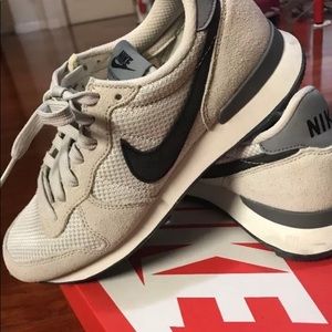 Women Nike Internationalist size 7